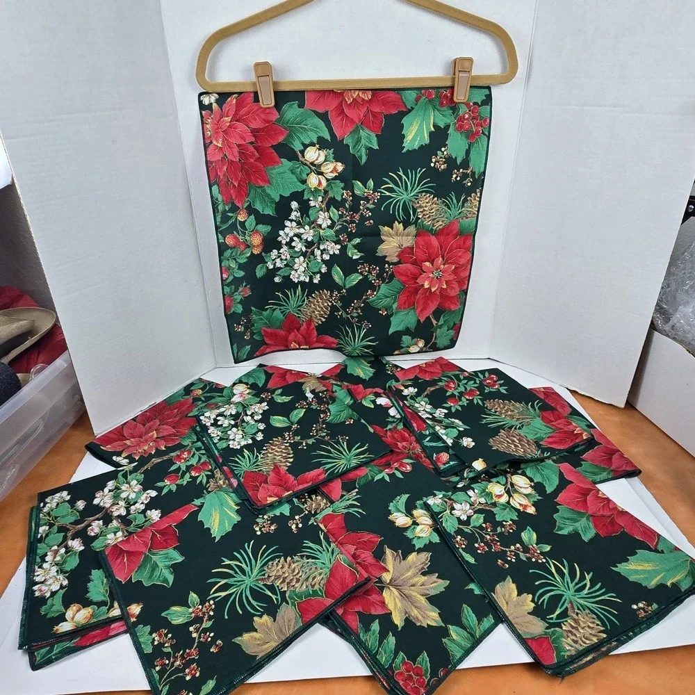 Lot Of 15 Vintage Cloth Christmas Napkins Green & Red Poinsettias 17x17